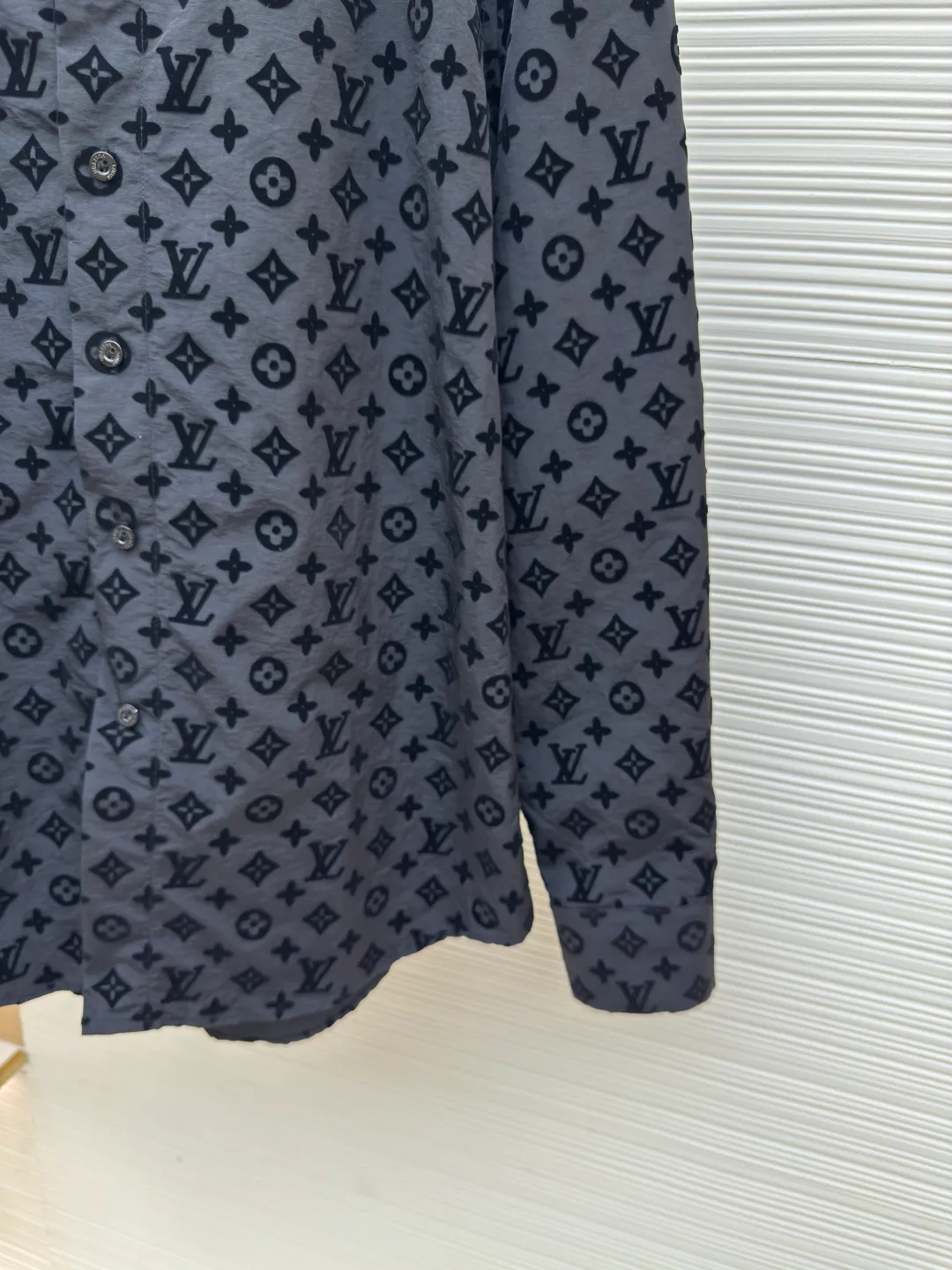 LOUIS VUITTON flocked long-sleeved shirt ●Authentic product: purchased and developed in 19984 ●Item number: 1680579-A45 ●Fabric: nylon plain fabric ●Technology: flocking production ●Version: fitted version ●Weight: about 245 grams ●Size: S-M-L-XL ●Description: The bottom of the high-count and ultra-high-density plain weave is dyed with a bluish black color to create a contrast between the bottom and the color of the pattern. The pattern is made of imported velvet to reflect the pile height and density of the original board. It is pasted with imported environmentally friendly super strong glue to ensure that the velvet will not fall off after washing. The entire piece of clothing is cut by infrared alignment to ensure that every part is in alignment. The overall wiring is straight and delicate, the fabric is comfortable and soft, and the color is consistent without color difference. It can be matched with the same style to create a fashionable look and control various occasions. Customized accessories, complete with three standards, same style for men and women!